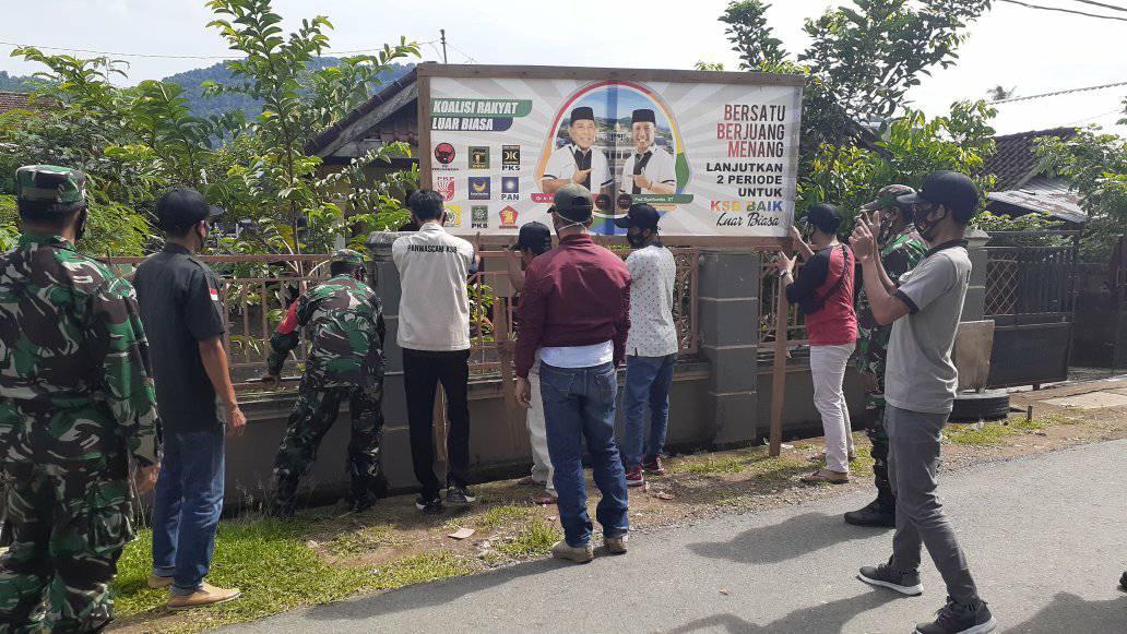 Memasuki Masa Tenang Pilkada Tahun 2020, Bawaslu KSB Lakukan Penertiban Alat Peraga Kampanye (APK).