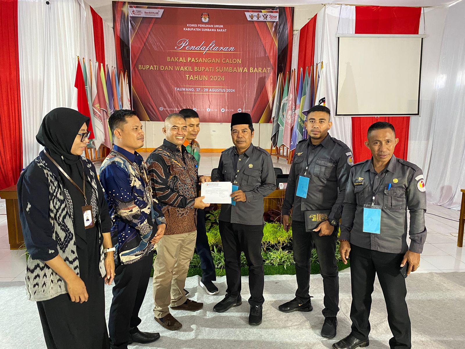 Penyerahan Tanda Terima Dari KPU ke Bawaslu Kabupaten Sumbawa Barat.