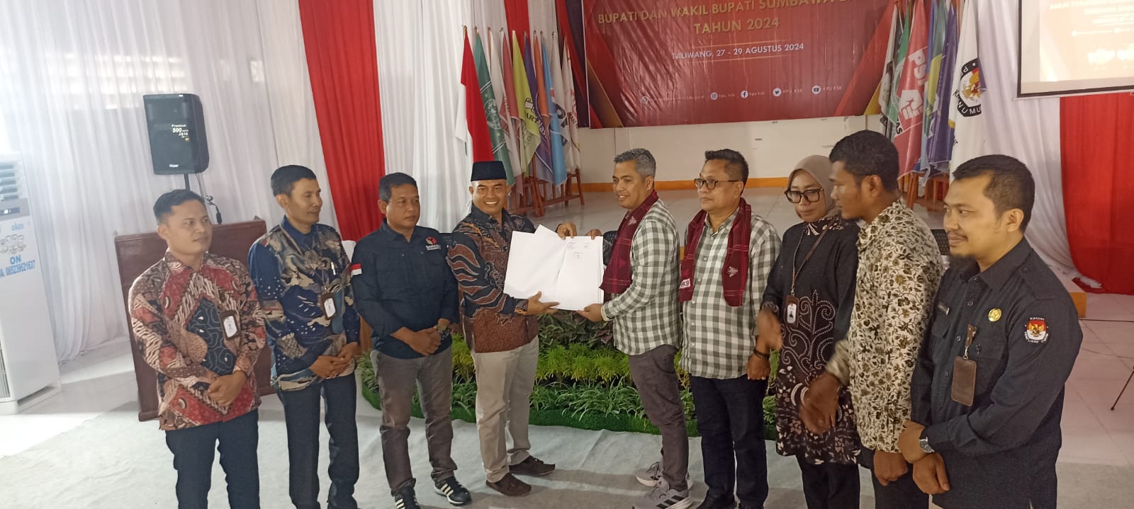 Penyerahan Tanda Terima dari KPU ke Bapaslon Yang di Saksiakan Oleh Bawaslu Kabupaten Sumbawa Barat.