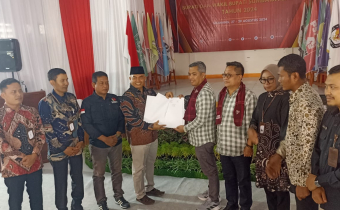 Penyerahan Tanda Terima dari KPU ke Bapaslon Yang di Saksiakan Oleh Bawaslu Kabupaten Sumbawa Barat.